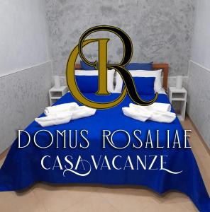 - une chambre celtique avec un panneau sur un lit dans l'établissement Domus Rosaliae - Casa Vacanze, à Palerme