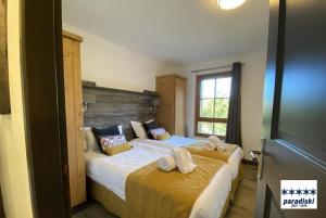 アーク 1950にあるStylish ski-in ski-out 3 bed apartment, Arc 1950のベッド2台と窓のある寝室