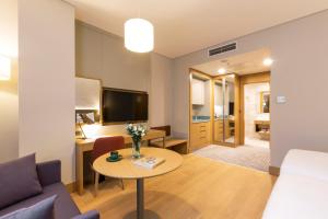 Un televizor și/sau centru de divertisment la Radisson Hotel Istanbul Harbiye