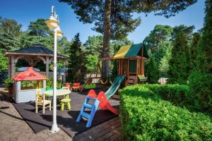 Ein Garten an der Unterkunft Hotel Bartan Gdansk Seaside