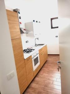 Kuchyň nebo kuchyňský kout v ubytování A due passi dal centro Sweet Rooms