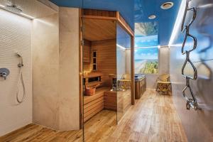 ein Badezimmer mit Dusche und Waschbecken in der Unterkunft Hotel Bartan Gdansk Seaside in Danzig