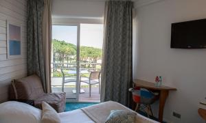 A bed or beds in a room at Grand Hôtel Du Lido