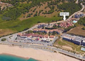 - une vue aérienne sur un complexe à côté de la plage dans l'établissement Résidence Mare Bellu Agosta plage, à Porticcio