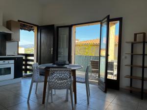 Kuchyň nebo kuchyňský kout v ubytování Résidence Mare Bellu Agosta plage