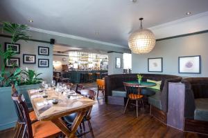 un restaurant avec des tables et des chaises ainsi qu'un bar dans l'établissement Eagle and Child, Ramsbottom, à Bury
