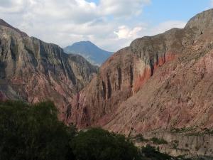 een uitzicht op een canyon met een berg op de achtergrond bij EL HOSTELITO in Iruya
