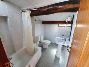 A bathroom at Hostal Giadás
