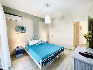 Tempat tidur dalam kamar di Delta Apartment • next to the beach