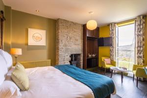 1 dormitorio con 1 cama grande y chimenea en Eagle and Child, Ramsbottom, en Bury