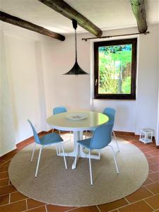 comedor con mesa y sillas en Caslano: 2.5 Zi-Dachwohnung im rustikalen-modernen Stil, en Caslano