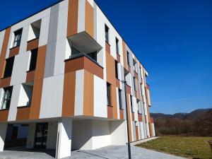 un edificio con una fachada de color naranja y blanco en DALGONA apartma Godler, Podčetrtek, en Podčetrtek