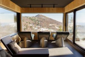 a train room with chairs and a view of a mountain at Studio Unna in Kopaonik