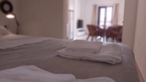 A bed or beds in a room at Del Parque Flats Parras Suite