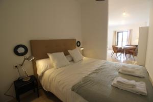 A bed or beds in a room at Del Parque Flats Parras Suite