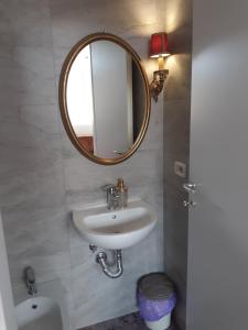 un baño con lavabo y espejo en B&B Domus Morfeo, en Santa Maria Capua Vetere