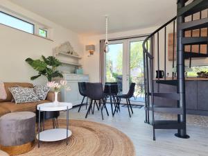 ein Wohnzimmer mit einem Sofa und einem Tisch in der Unterkunft Vakantiewoning De kleine Vos MB02 in Middelburg