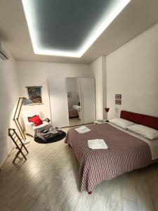 una camera con un letto e una sedia di Casa Torrenapoli a Napoli