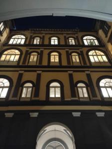 Un edificio con un mucchio di finestre sopra di Casa Torrenapoli a Napoli