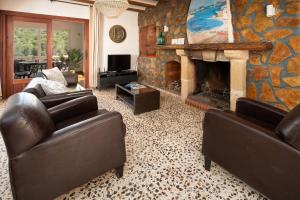 een woonkamer met twee banken en een open haard bij Casa Luna in Jávea