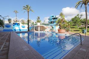 een zwembad in een resort met een glijbaan bij 095 - Bright & Comfortable Holiday Apartment With Water Park & Sea Views in Benalmádena