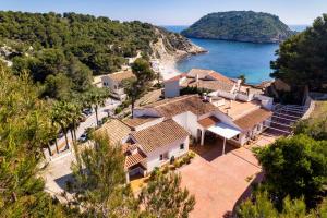 una vista aérea de la casa aiterraneaniterranea con una playa en Casa Luna, en Jávea