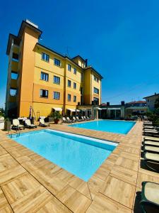 a large swimming pool in front of a building at Green Park Hotel in Peschiera del Garda