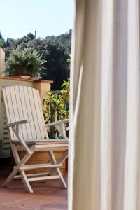 uma cadeira de balanço branca sentada numa varanda em Villa Martina em Begur