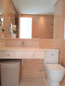 Kúpeľňa v ubytovaní Bay View Luxury Apartment, Amazing Sea View & Pool