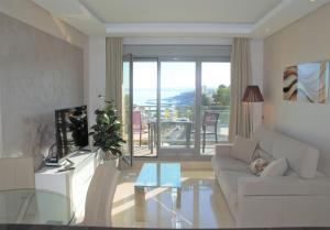 Posedenie v ubytovaní Bay View Luxury Apartment, Amazing Sea View & Pool