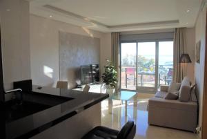 Posedenie v ubytovaní Bay View Luxury Apartment, Amazing Sea View & Pool