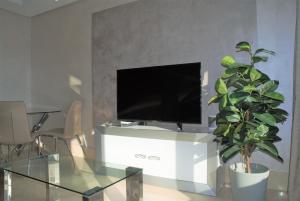 Televízia a/alebo spoločenská miestnosť v ubytovaní Bay View Luxury Apartment, Amazing Sea View & Pool