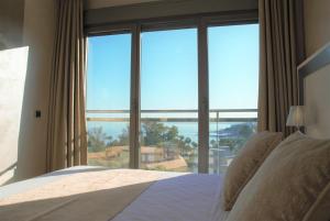 Posteľ alebo postele v izbe v ubytovaní Bay View Luxury Apartment, Amazing Sea View & Pool + 18 fotografií