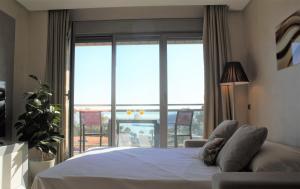 Posteľ alebo postele v izbe v ubytovaní Bay View Luxury Apartment, Amazing Sea View & Pool