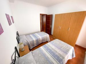 pokój z 2 łóżkami w pokoju w obiekcie Airport Vv - Amolan w mieście El Matorral