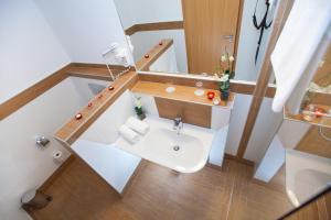 A bathroom at Hotel Corvus Aqua