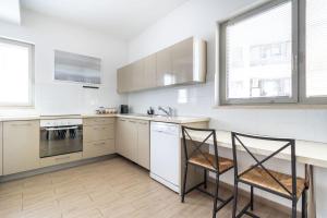 A cozinha ou cozinha compacta de JAFFA- Beautiful 3 bedroom apartment best location