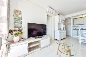 TV in/ali zabaviščno središče v nastanitvi Apartamentos Zafiro Atico (2-12º-C)