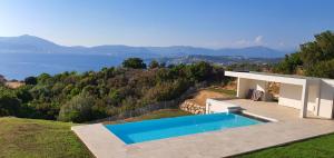 uma villa com piscina numa colina em CORSE HOLISTIKA - Rez-de-jardin avec vue mer exceptionnelle et piscine magnifique em Pietrosella