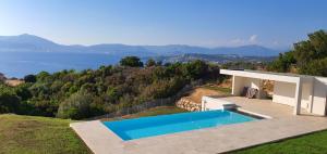 Poolen vid eller i närheten av CORSE HOLISTIKA - Rez-de-jardin avec vue mer exceptionnelle et piscine magnifique