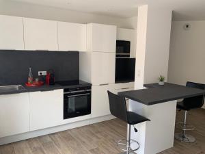 Afbeelding uit fotogalerij van CORSE HOLISTIKA - Rez-de-jardin avec vue mer exceptionnelle et piscine magnifique in Pietrosella