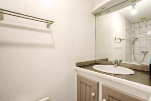 a bathroom with a sink and a mirror at Le Grand Appart' proche commerces in Flers