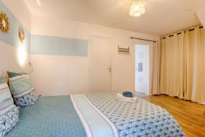 a bedroom with a large bed in a room at Le Grand Appart' proche commerces in Flers