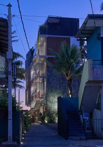 a city street with a palm tree and a building at Harding Boutique Hotel in Ahangama