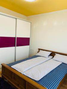 1 Schlafzimmer mit 2 Betten in einem Zimmer in der Unterkunft Apartman Kula in Gradačac