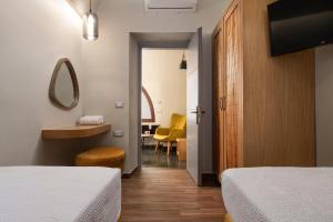Posteľ alebo postele v izbe v ubytovaní Zoe Suites