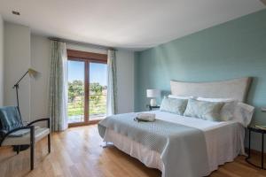 Un dormitorio con una cama grande y una ventana en MA Maisons & Apartments Vista Alegre, en Paxarinas
