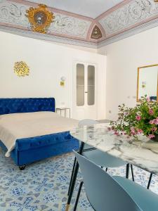 1 dormitorio con 1 cama, mesa y sillas en B&B Faraglione, en Lipari