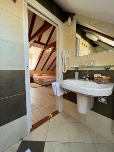 uma casa de banho com um lavatório e um chuveiro em Rooms Toni Palace em Split