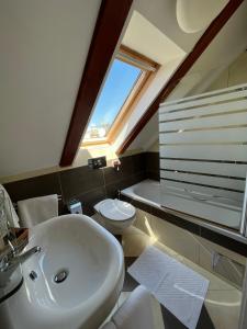 uma casa de banho com um lavatório branco e um WC. em Rooms Toni Palace em Split